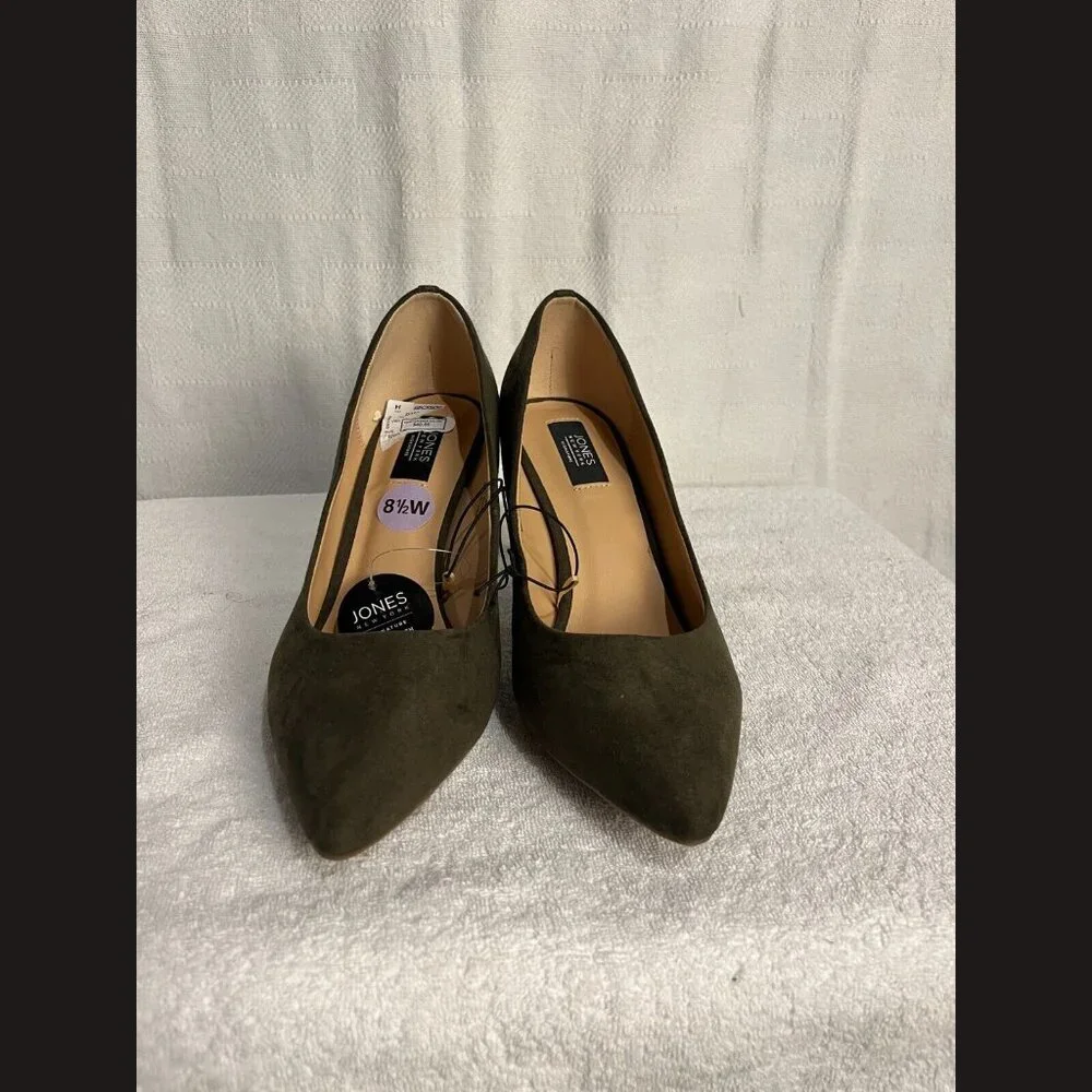Jones New York green suede‎ heels with silver detal on the back size 8.5